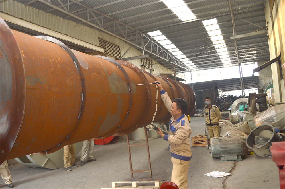 Kĩ sư Phương Linh kiểm tra độ ồn sản phẩm trước khi xuất xưởng