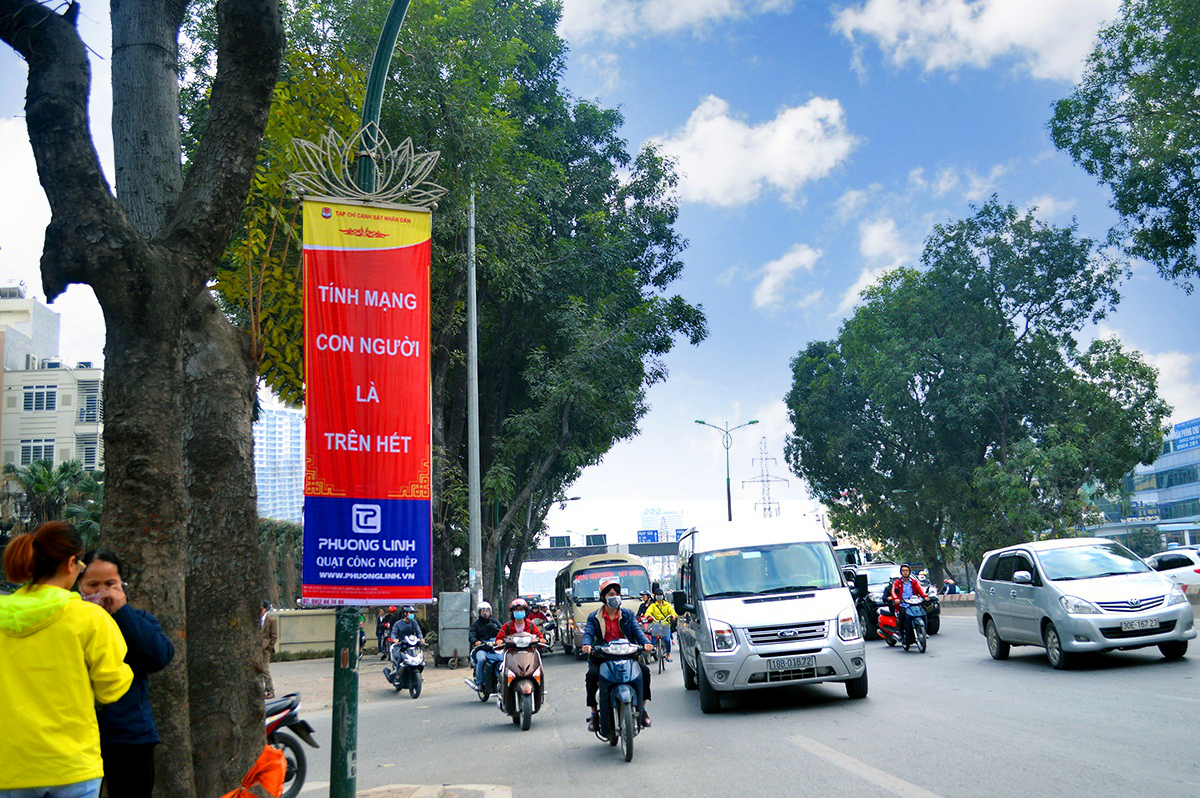 Cờ phướn tuyên truyền an toàn giao thông tới người dân trên tuyến đường Phạm Văn Đồng, Từ Liêm, Hà Nội