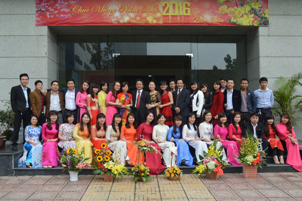 Với ý nghĩa sâu sắc cùng cách cắm hoa nghệ thuật, đội Trường Chinh đã chinh phục được ban giám khảo và giành giải nhất.