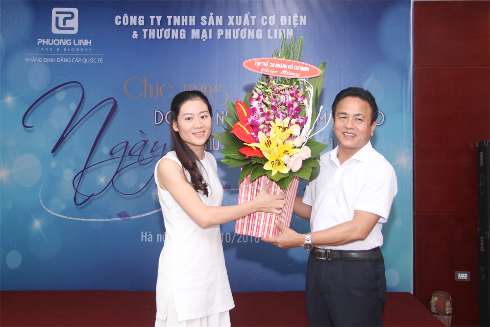 Lê Thị Cẩm - đại diện cho chi nhánh TP Hồ Chí Minh tặng hoa cho GĐ. Trần Văn Lê