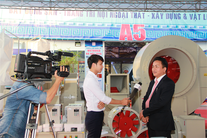 Các đơn vị báo chí, truyền hình chụp ảnh, quay phim gian hàng và phỏng vấn ông Trần Văn Lê - Giám đốc Phương Linh