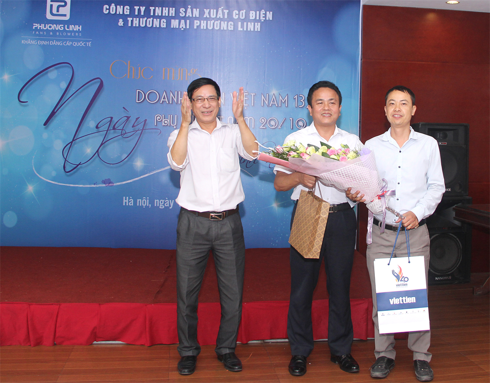Nguyễn Cường Định - Quản lý Showroom Trường Chinh tặng hoa và quà cho GĐ. Trần Văn Lê