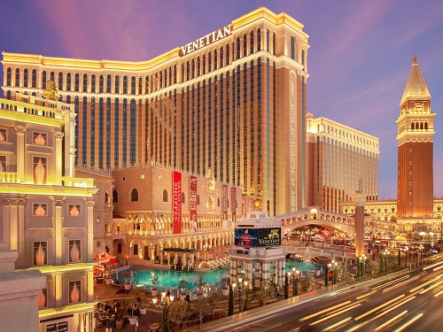 The Venetian Resort Hotel & Casino ở Las Vegas là một điểm đến mơ ước cho du khách. Với số lượng lên đến 4.000 phòng, 20 nhà hàng, 3 bể bơi lớn, spa, bar và sòng bạc lớn.