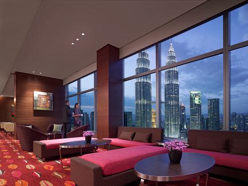 Thiết kế hoàn hảo vô cùng sang trọng, du khách đến với Traders Hotel Kuala Lumpur có thể tận hưởng không gian thư giãn và ngắm toàn cảnh thành phố ngay tại phòng.