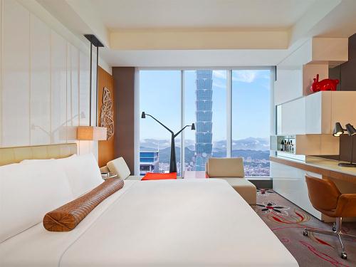 W hotel là 1 khách sạn nổi tiếng ở Đài Loan, thiết kế đặc biệt đáng kinh ngạc với những tấm kính trong suốt, mang lại không gian thư giãn sang trọng, tinh tế
