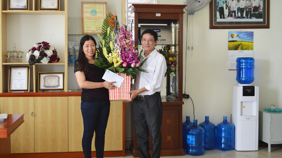 Đại diện nhà máy nhận hoa chúc mừng 20-10 từ PGĐ. Nguyễn Khắc Trình