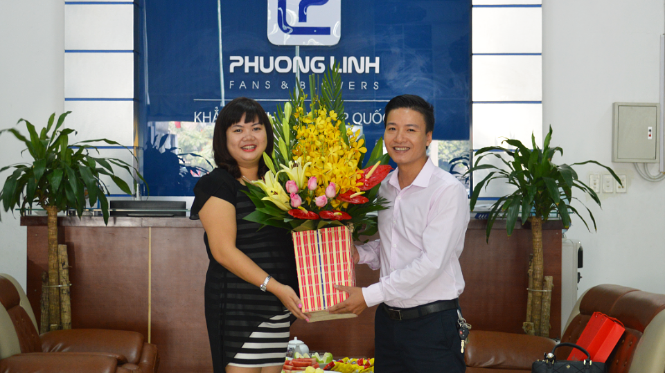 CBNV trung tâm Phạm Văn Đồng cùng ghi lại những khoảnh khắc vui mừng khi nhận được hoa và quà từ BGĐ