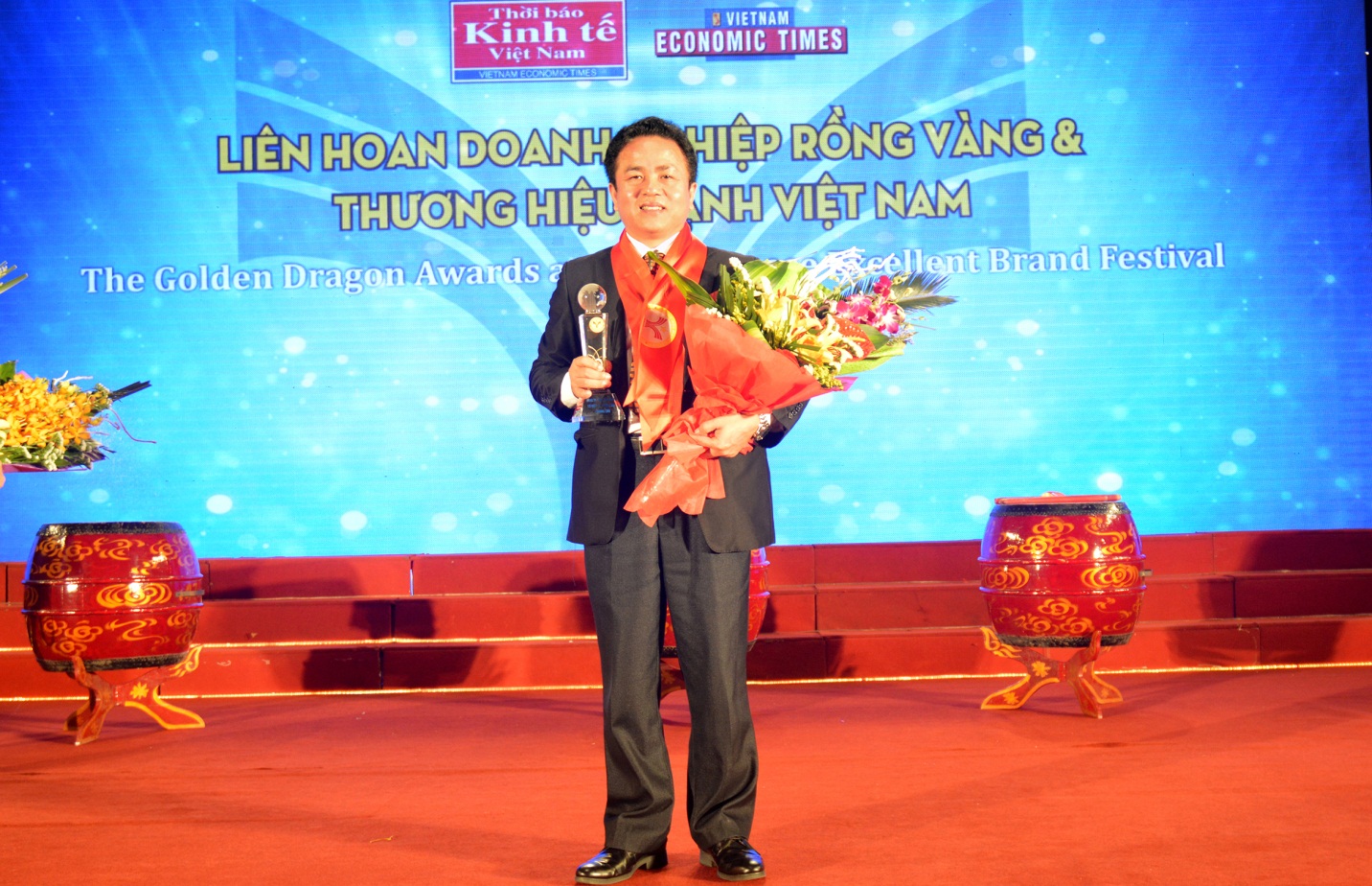 Giám Đốc Phương Linh rạng rỡ  khi đón nhận giải thưởng Thương Hiệu Mạnh Việt Nam