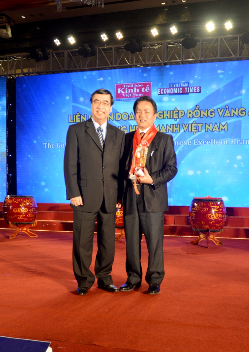 Giám Đốc Phương Linh chụp hình lưu niệm với ông Nguyễn Phú Bình