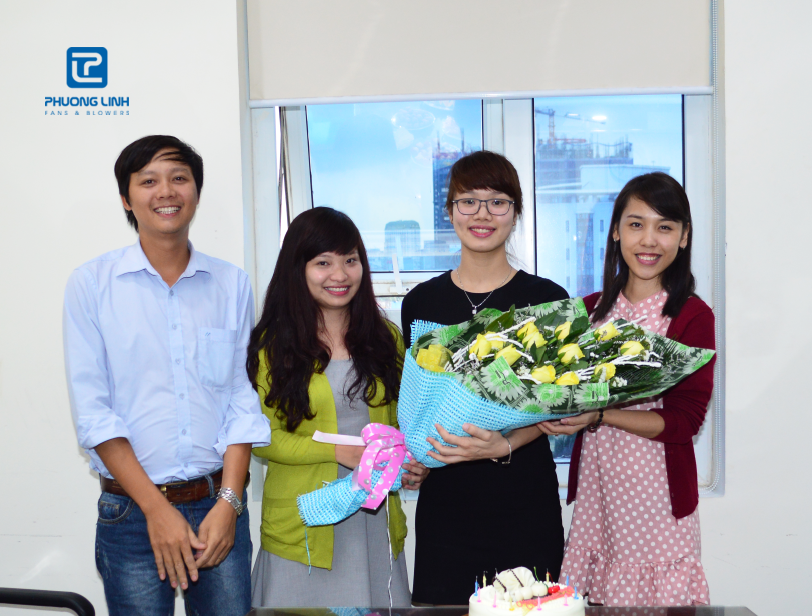 CBNV Phương Linh sinh nhật vào tháng 11 rất vui mừng khi nhận được những bông hoa tươi thắm