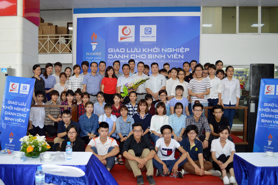 Sinh viên và giảng viên khoa Quản Trị Kinh Doanh chụp hình lưu niệm với lãnh đạo Phương Linh