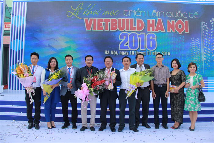 Cán bộ Phương Linh chúc mừng giám đốc Trần Văn Lê