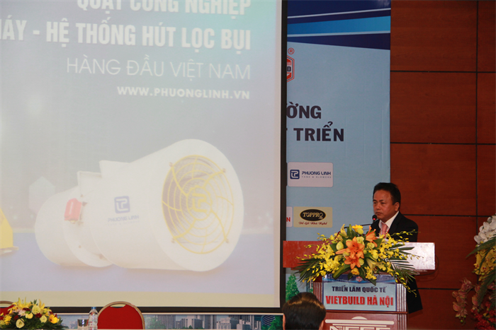 GĐ. Trần Văn Lê giới thiệu về công nghệ sản xuất và sản phẩm Phương Linh tại hội thảo Vietbuild