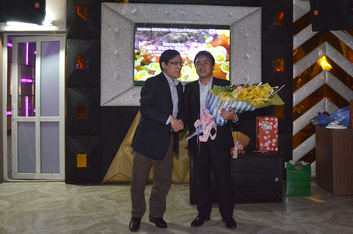 Phó giám đốc Nguyễn Khắc Trình gửi lời chúc tới giám đốc Trần Văn Lê
