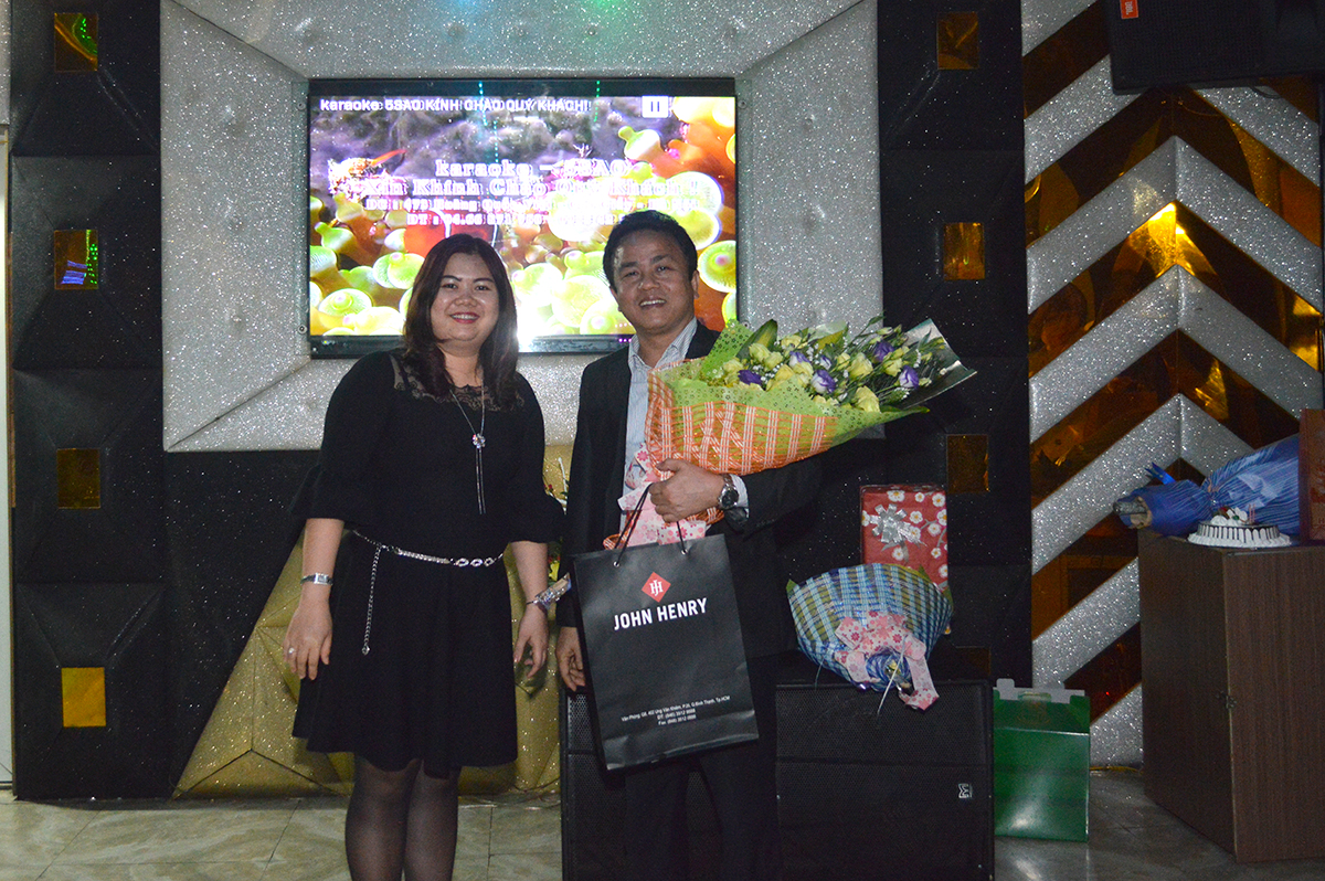 TPKD Nguyễn Phương Thảo tặng hoa và quà cho giám đốc Trần Văn Lê