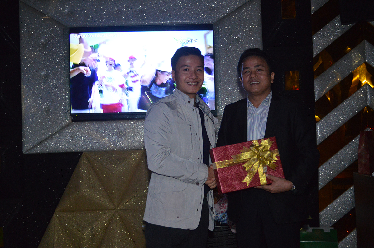 TPKD dự án Nguyễn Hoàng Anh tặng quà cho giám đốc Trần Văn Lê