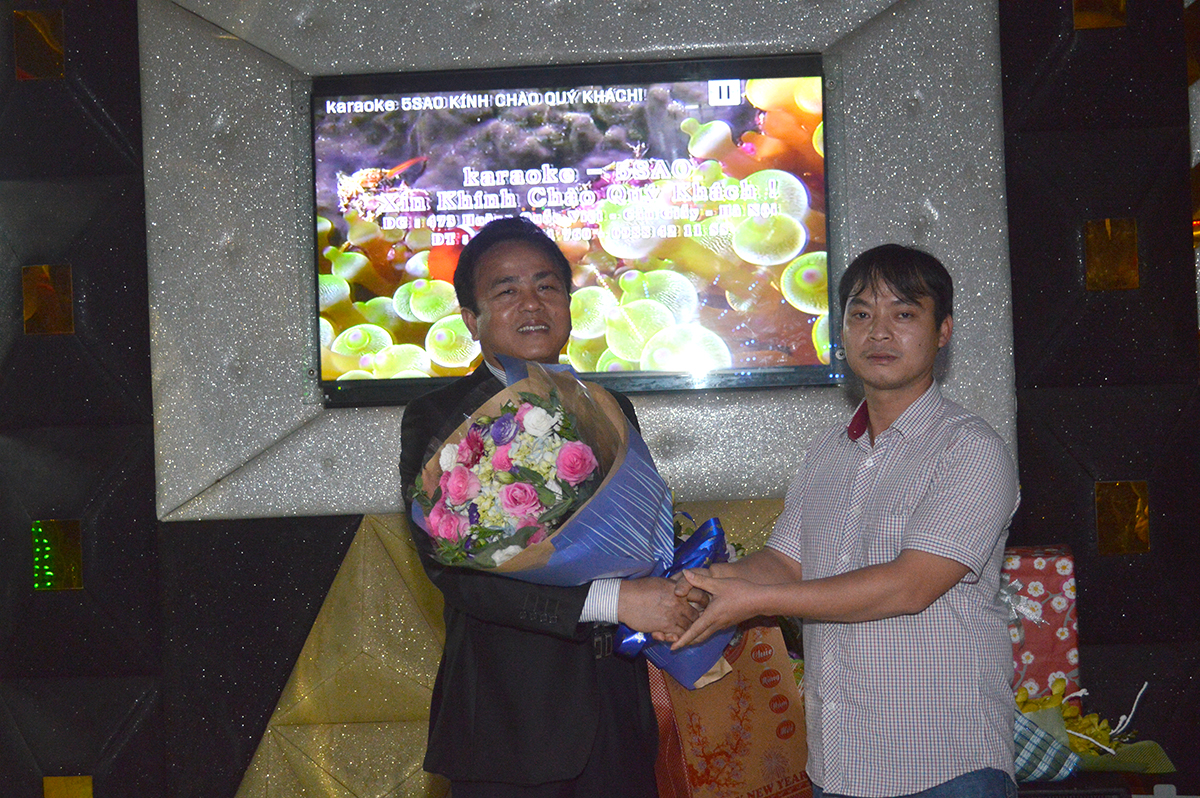 TPBH Hà Đình Nguyên tặng hoa và quà cho giám đốc Trần Văn Lê