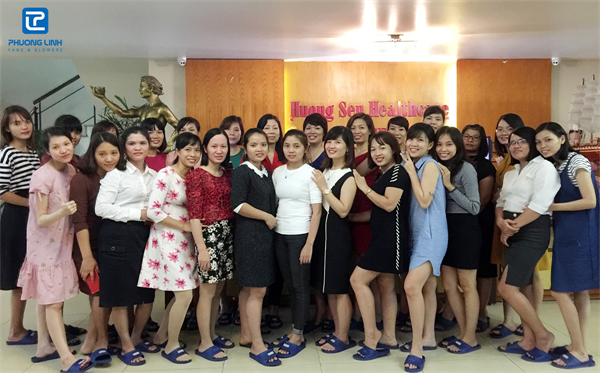 Sau lễ chúc mừng, chị em Phương Linh được đưa đi ăn và làm đẹp tại Trung tâm Hương Sen Healthcare Center.