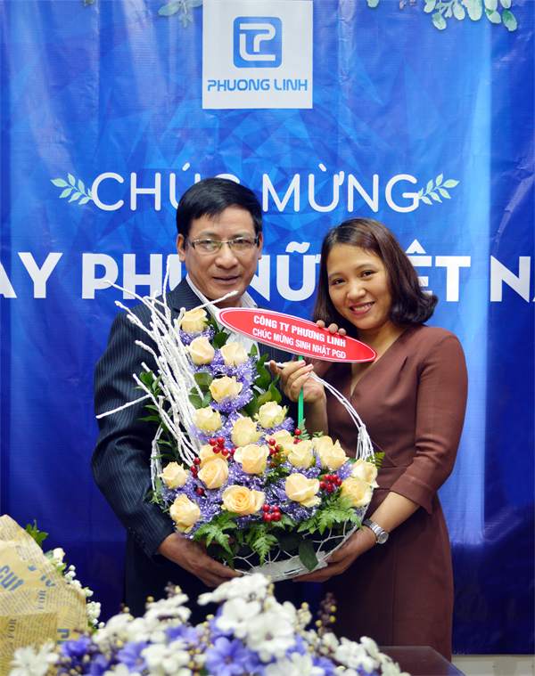 Chị Võ Thị Hương - TP HCNS đại diện công ty chúc mừng sinh nhật PGĐ Nguyễn Khắc Trình.