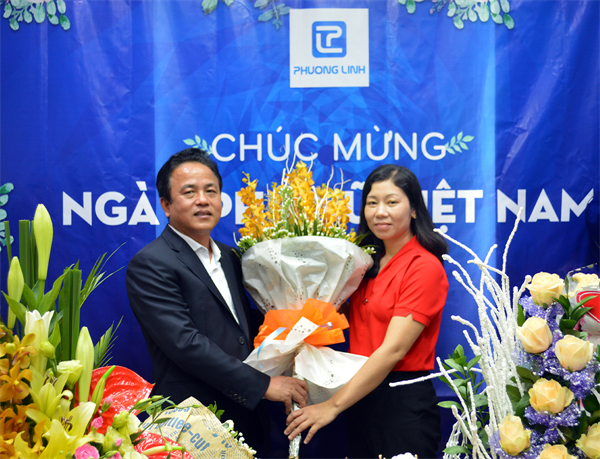 GĐ Trần Văn Lê gửi tặng bó hoa tươi thắm tới phái đẹp Phương Linh nhân dịp ngày Phụ nữ Việt Nam